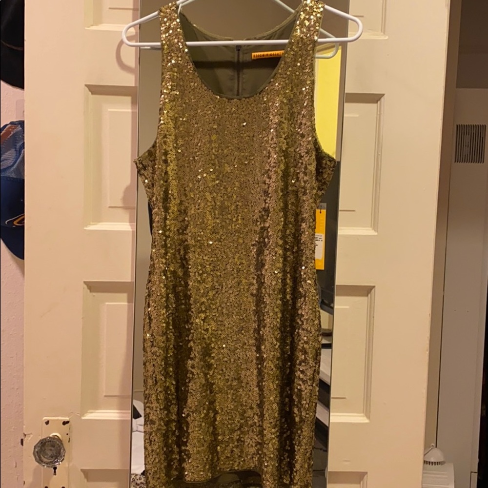 Alice + Olivia Gold sequin dress ✨✨✨